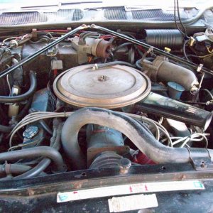 472 V8 engine compartment