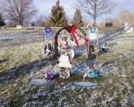 decorated grave at Christmas 01.jpg