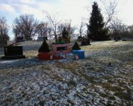 decorated grave at Christmas 02.jpg