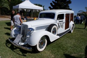 Buick_Meteor_1935_Funeral_Car_LSideFront_Lake_Mirror_Cassic_16Oct2010_(14874880954).jpg